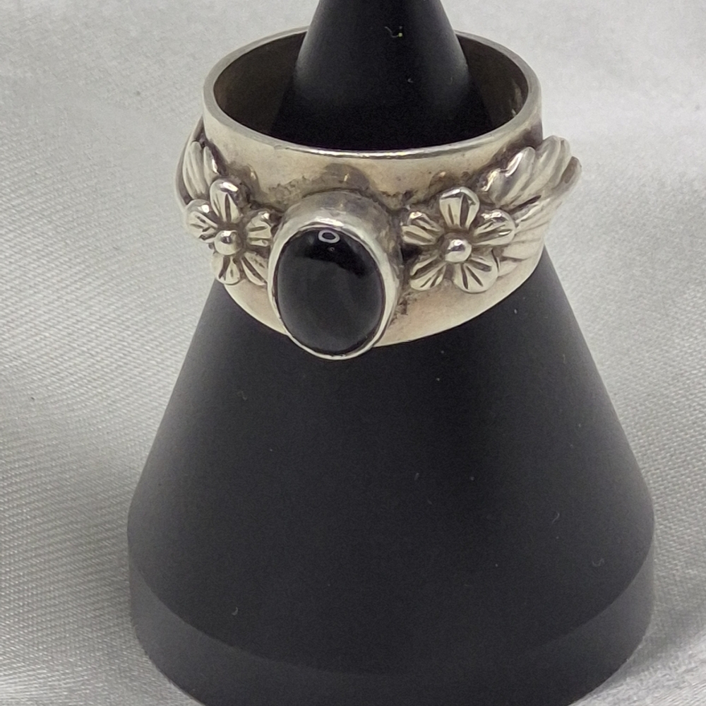 Beautiful Navajo Sterling Silver Onyx   Ring.  Size 5 3/4